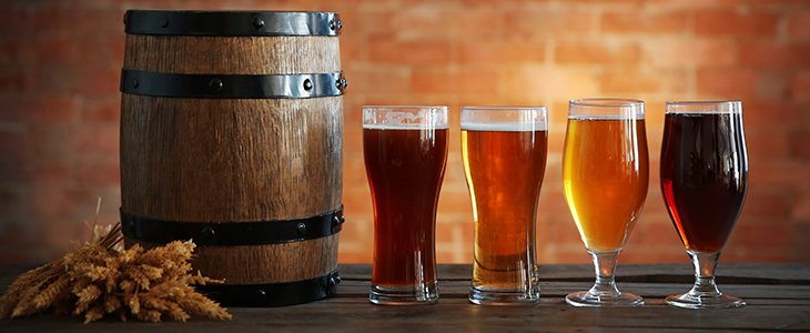 Taças com Tipos de vinhos diferentes ao lado do barril