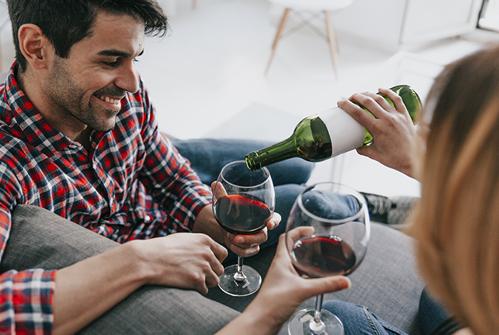 Amigos tomando vinho