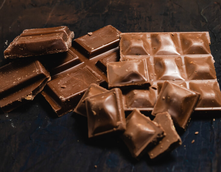 Congele chocolate para incrementar suas sobremesas.